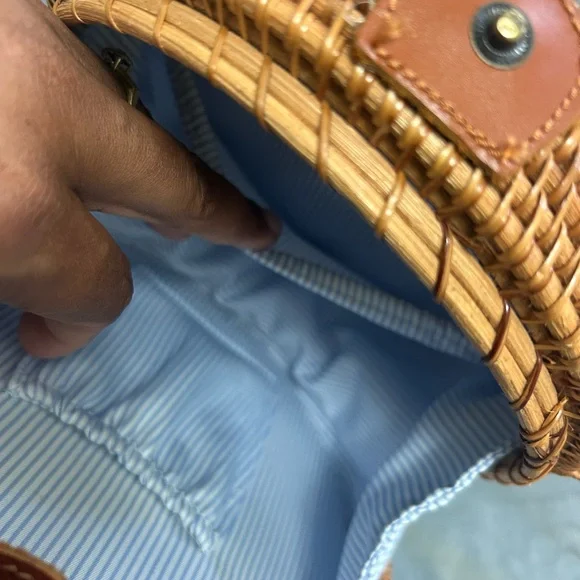 New Round Rattan Crossbody Bag 8" Woven Straw Purse White Striped Lining Pockets - Picture 5 of 7